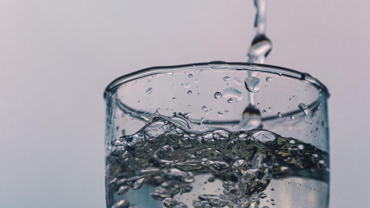 ¿Qué tan bueno es tomar agua con gas para bajar de peso? Esto dice la ciencia